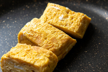 卵焼きをフライパンで温め直す。
