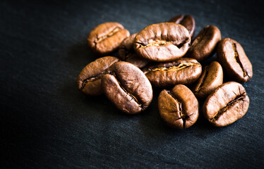 Obraz premium coffee beans on a stone black board background
