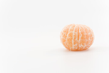 immagine con primo piano di frutti di mandarino, clementina su superficie bianca