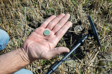 Met een metaaldetector is deze Nederlandse munt gevonden op het maaiveld van een boer. Een duit was een Nederlandse koperen munt van geringe waarde die vooral gebruikt werd in de 17e en 18e eeuw. 