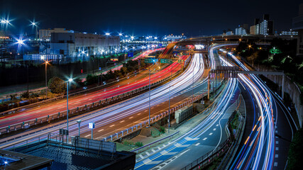 Fototapeta na wymiar 夜の高速道路を走る車の光跡