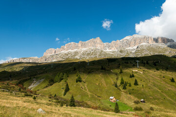 Fototapeta premium Auf dem Passo di Falzarego zwischen Cortina d’Ampezzo und Malga Castello