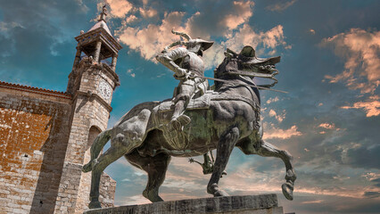 Perspectiva inferior de la estatua ecuestre del conquistador español del Perú don Francisco...