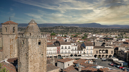 Obraz premium Vista de torres y plaza mayor de la villa medieval de Trujillo en la comunidd autónoma de Extremadura, España, cielo editado