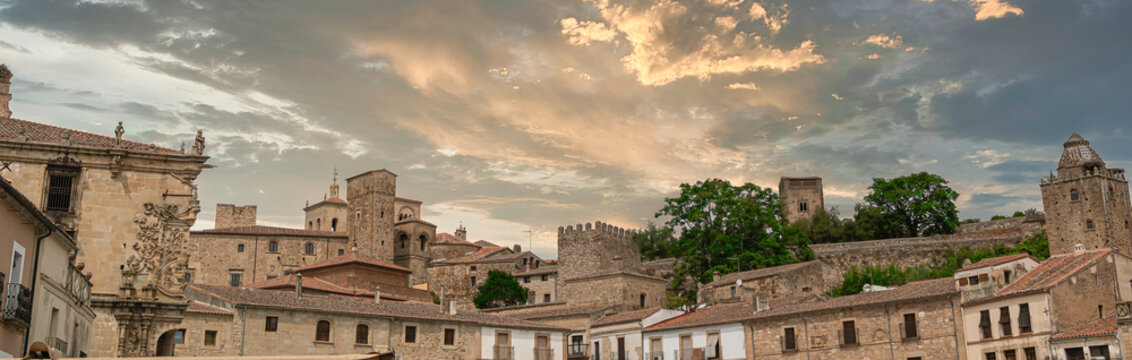 Panorámica del skyline de la villa medieval de Trujillo en la comunidad autónoma de Extremadura, España, cielo editado