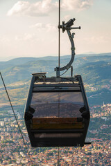 Kolejka linowa w Sarajewie widok z kolejki , na kolejki i na miasto z góry. Kolejka na wzgórze...