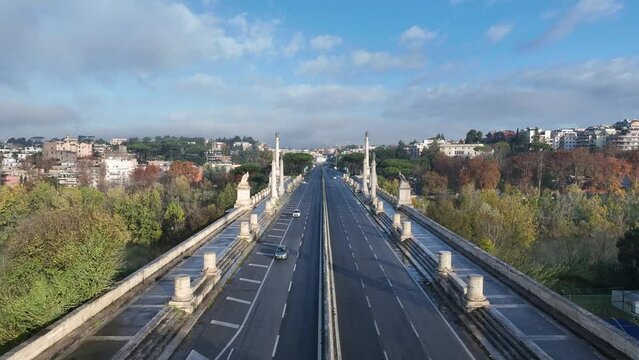 Italia, Roma Nord: il viadotto di Corso Francia sopra il fiume Tevere. 
Vista aerea del ponte che collega il quartiere Parioli con Fleming e Vigna Clara, in una mattina di autunno.