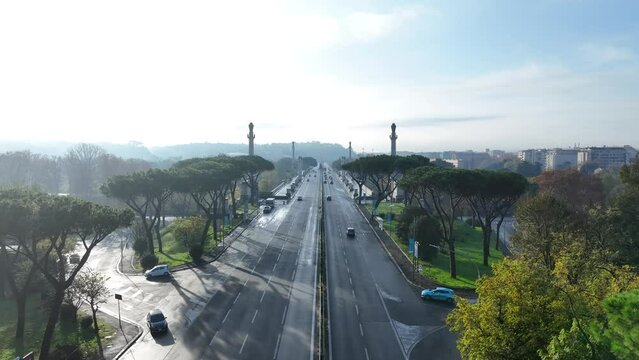 Italia, Roma Nord: il viadotto di Corso Francia sopra il fiume Tevere. 
Vista aerea del ponte che collega il quartiere Parioli con Fleming e Vigna Clara, in una mattina di autunno.