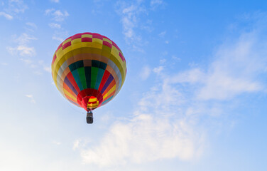 Naklejka premium Big colorful balloon on blue sky background