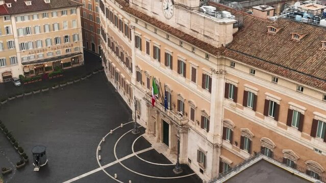 Palazzo Montecitorio, sede della Camera dei deputati della Repubblica Italiana.
Vista aerea di Piazza di Montecitorio, nel centro di Roma, Italia.
