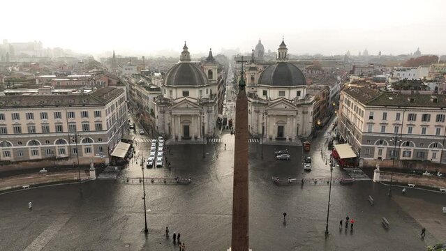 Le cupole di Piazza del Popolo coperte da una fitta nebbia. Roma, Italia
Spettacolare vista aerea del Tridente e di Via del Corso, alle prime luci dell'alba.
