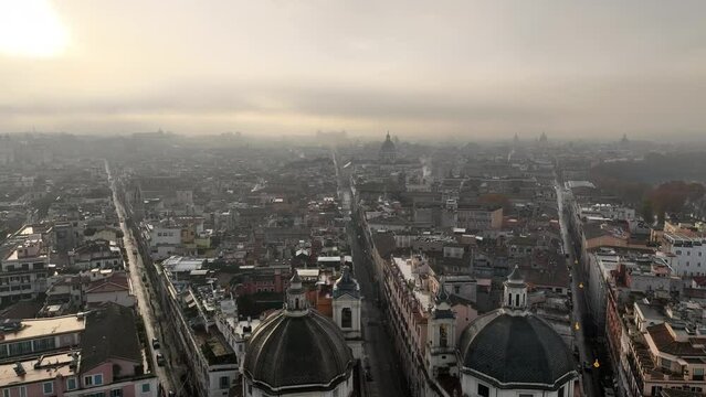 Le cupole di Piazza del Popolo coperte da una fitta nebbia. Roma, Italia
Spettacolare vista aerea del Tridente e di Via del Corso, alle prime luci dell'alba.
