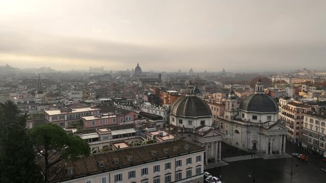 Le cupole di Piazza del Popolo coperte da una fitta nebbia. Roma, Italia
Spettacolare vista aerea del Tridente e di Via del Corso, alle prime luci dell'alba.
