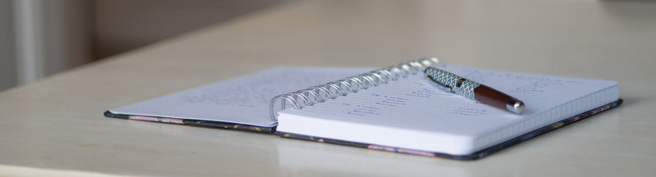 Cahier &agrave; spirale ouvert sur une table avec un style