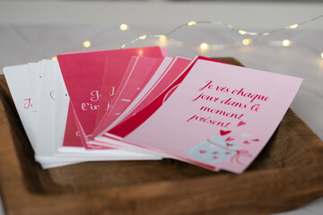 Cartes affirmations positives roses et blanches en français