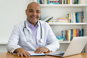 Lachender Arzt schaut in die digitale Patientenakte - obrazy, fototapety, plakaty
