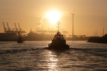 Sonnenaufgang im Hamburger Hafen im Winter