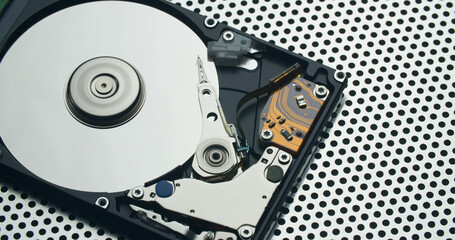 Magnetic head reads data from a hard drive without a top cover