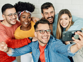 Obraz premium phone young youth friend selfie photo portrait fun group student mobile technology smartphone lifestyle friendship together