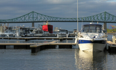 Fototapeta na wymiar Panoramic view of a marina with the Jacques-Cartier Bridge in the background in Montreal.