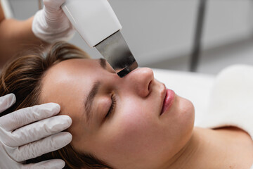 Naklejka premium Ultrasonic cleaning of the skin. Close-up photo, macro.