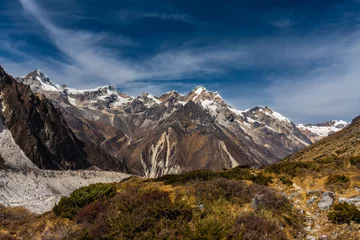 Crédence de cuisine en verre imprimé Dhaulagiri Beautiful HImalayan Mountain Range with Snowy Peaks and Blue Sky in Nepal's Trekking Route