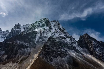 Selbstklebende Fototapete Dhaulagiri Beautiful HImalayan Mountain Range with Snowy Peaks and Blue Sky in Nepal's Trekking Route