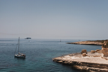 Obraz premium Horizon at the stony sea coast with boat