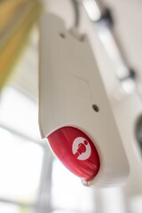 Ruftaste für Pflegepersonal, Krankenschwester  im Krankenhaus, Notruf