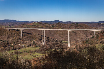 Naves (Corrèze, Limousin, France) - Vue générale de l'infrastructure autoroutière et viaduc de l'autoroute A89 - 691126580