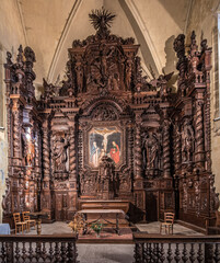 Naves (Corrèze, Limousin, France) - Vue du retable monumental en bois sculpté du 17è siècle de l'église Saint-Pierre - 691127124