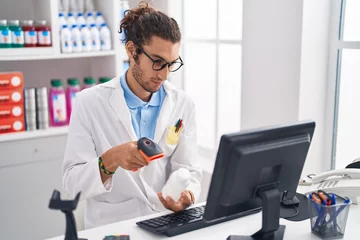 Crédence de cuisine en verre imprimé Pharmacie Young hispanic man pharmacist scanning pills bottle at pharmacy