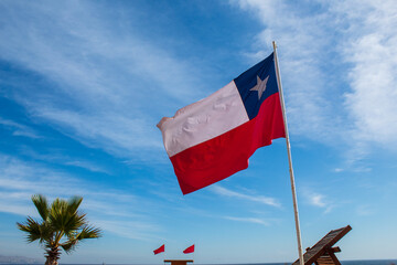 bandeira do Chile  com fundo azul da praia