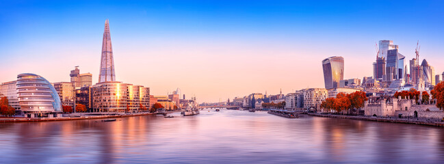 the skyline of london during sunrise - obrazy, fototapety, plakaty