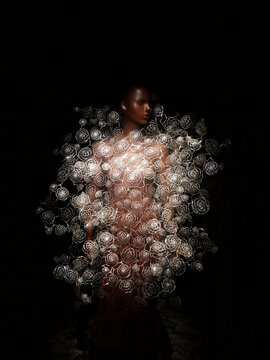 Iris Van Herpen, fashion designer : "Dome Dress",  "Aeriform" collection 2017 in collaboration with Philip Beesley. Metal lace like air bubbles reflecting light. Laser-cut and hand-molded 