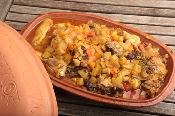 chicken with vegetables in a roman pot