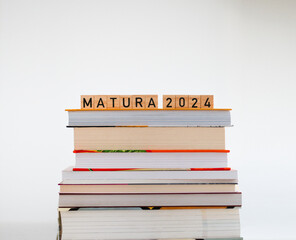 Matura 2024 - napis z drewnianych kostek, ułożony na książkach, maj, egzamin maturalny