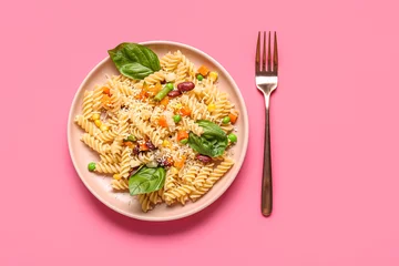 Fotobehang Plate with tasty pasta primavera on pink background © Pixel-Shot