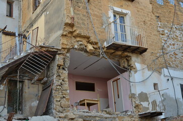 Fototapeta na wymiar ruined old house in the village