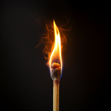 Fotografia en primer plano con detalle de llama de cerilla sobre fondo de color negro