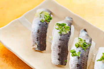 皿の上にのった美味しそうなイワシの寿司