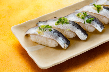 皿の上にのった美味しそうなイワシの寿司