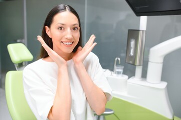 Fototapeta premium happy girl at the dentist