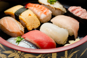 漆塗りの木桶に入った美味しそうな寿司