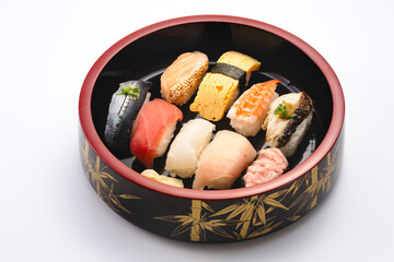 漆塗りの木桶に入った美味しそうな寿司