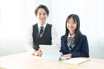 タブレットを使う女の子と先生のポートレート