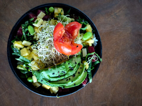 Ensalada con salm&oacute;n, at&uacute;n, poke bowl