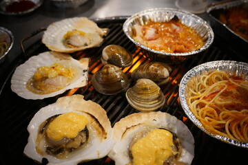 Deliciously ripe clams, 
grilled clams, korean food