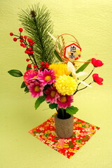 Auspicious flower New Year decoration (yellow green Japanese paper background)