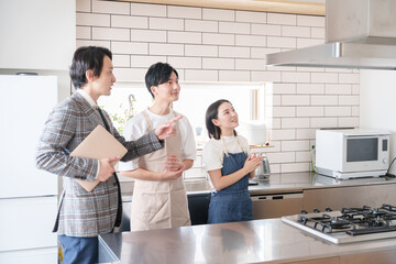 話をするリフォームの営業マンと飲食店経営者